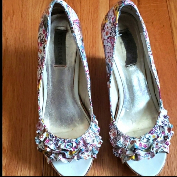 Steve Madden Wedge heels size 8M with paisley design - Picture 3 of 8